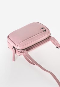 Borsa in pelle rosa con forma rettangolare, chiusura con zip, tasca frontale e tracolla removibile. Texture liscia con sottili dettagli di cucitura.