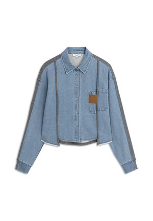 Chaqueta de mezclilla recortada en azul claro con acentos de tela gris. Cuenta con un cierre de botones en la parte delantera, cuello con puntas y un único bolsillo en el pecho con detalle marrón.