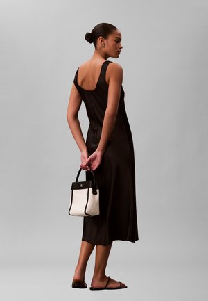 Calvin Klein BUCKET WITH STRAP - Käekott - white