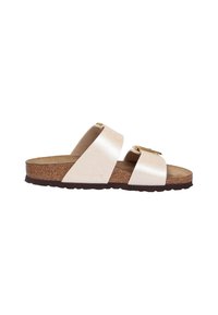 Sandalias de cuero beige claro con dos correas entrecruzadas, una plantilla de corcho y una suela de goma marrón, que cuentan con un detalle de hebilla en tono dorado.