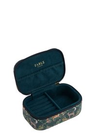 Liten smyckeslåda med en mörkgrön tygutsida som har ett naturnära mönster, guldlogotyp och en mjuk sammet inuti med fack.