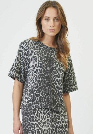 Top a maniche corte con stampa leopardata nei toni del nero e del grigio, caratterizzato da una vestibilità relaxed e un colletto rotondo con una texture liscia.