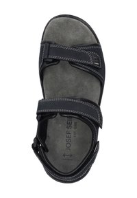 Sandalo nero con cinturini regolabili, soletta in morbido camoscio, cuciture dettagliate e suola imbottita. Marchio del brand visibile sulla soletta.