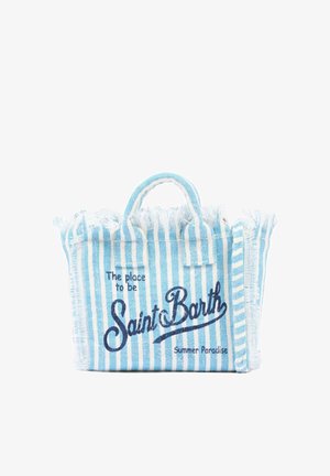 Sac fourre-tout en tissu rayé bleu et blanc avec bords effrangés, poignées courtes, et texte indiquant "The place to be Saint Barth Summer Paradise."