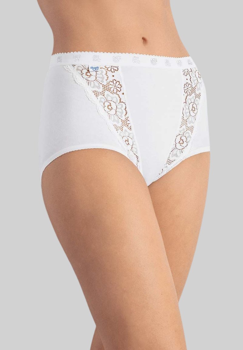 Slip in cotone bianco a vita alta con pizzo, caratterizzato da un motivo floreale. Tessuto morbido, vita elastica e bordi ondulati.