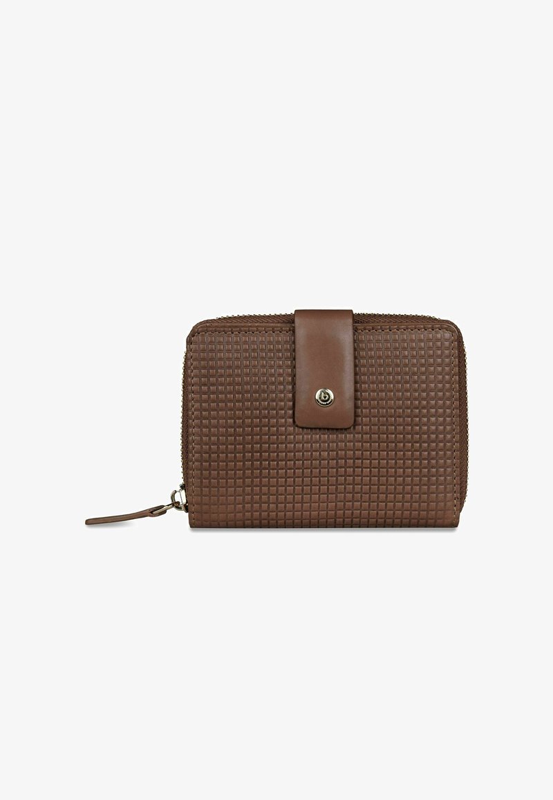 Cartera de cuero marrón con patrón cuadrado texturizado, cierre de cremallera y una correa con botón a presión sobre fondo blanco.