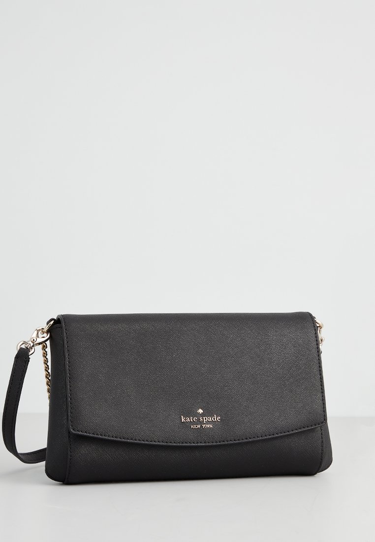 Borsa sintetica nera con chiusura a pattina, tracolla a catena, logo dorato al centro, texture liscia e forma rettangolare.