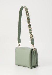Sac en cuir vert de forme rectangulaire, avec un fond plat et une sangle détachable portant l'inscription "VALENTINO" en lettres dorées.