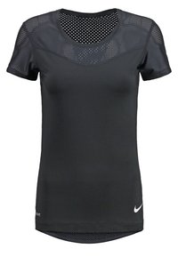 Camiseta atlética negra de manga corta, con un yugo y paneles laterales de malla transpirable, logo de Nike en el dobladillo, textura de tela suave.