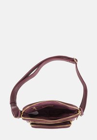 Borsa a tracolla in pelle bordeaux con due scomparti con zip e una tracolla ampia. L'interno presenta una morbida fodera in tessuto. Accenti in metallo color oro.