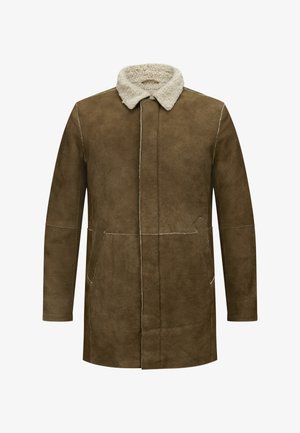 Brauner Schafsledermantel mit einer weichen, strukturierten Außenseite, einem kuscheligen Kragen und Seitentaschen mit kontrastierendem Stich.