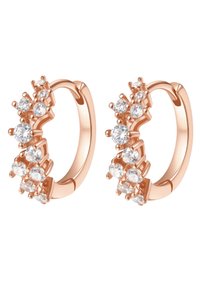 Los pendientes de aro en oro rosa presentan múltiples piedras preciosas redondas y transparentes dispuestas en un patrón floral a lo largo del borde delantero, con un acabado pulido.