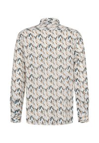 Langärmliges Shirt mit weißem Grundton, das ein sich wiederholendes Muster aus braunen und blauen Federn zeigt, aus weichem Stoff und mit klassischem Kragen.