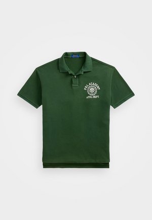 Zelena polo majica iz bombaža. Ima ovratnik, kratke rukave in našit logotip na prsih. Gladka tekstura s klasičnim krojem.