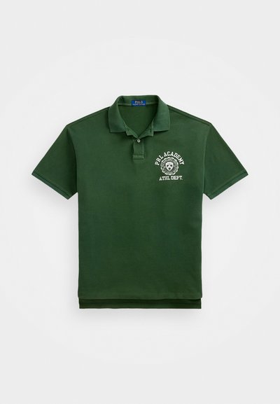 Polo verde din bumbac. Are un guler, mâneci scurte și un logo brodat pe piept. Textură netedă cu o croială clasică.