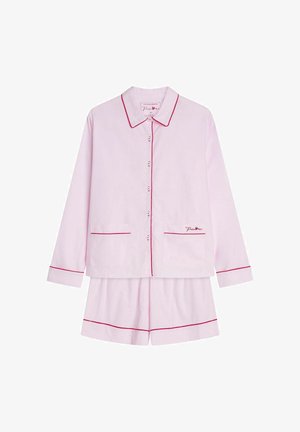 Różowy bawełniany komplet piżamowy z krótkim rękawem i szortami, z czerwonymi lamówkami na kołnierzu, mankietach i kieszeniach. Logo "Piu" na kieszeni.