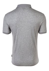 Polo gris avec un col côtelé et des manches courtes. Il présente un tissu texturé avec un bord contrastant sur le col et les bords des manches.