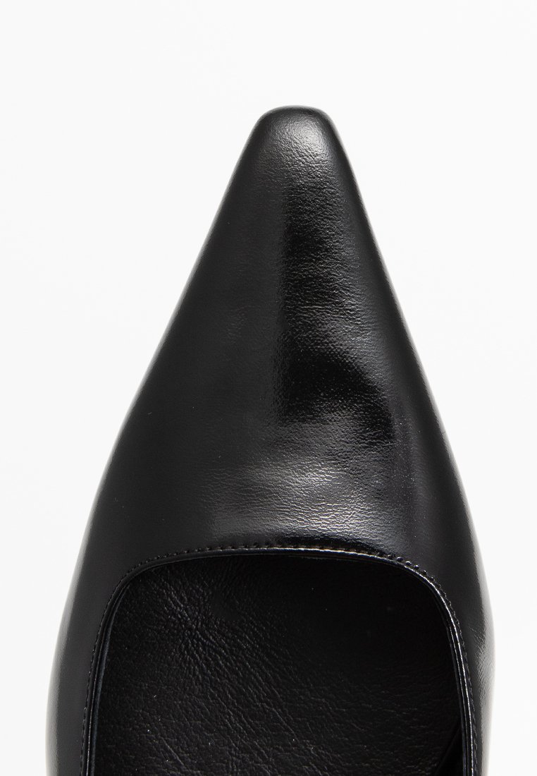 Czarny skórzany but o spiczastym nosku z gładką teksturą i wycięciami po bokach, podkreślający smukły design.