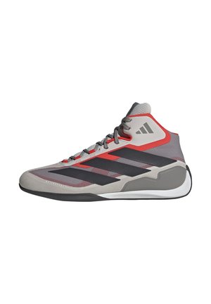 Grijze en rode Adidas hoge sneaker met zwarte strepen, vetersluiting en een witte zool, ontworpen voor motorsportgebruik.