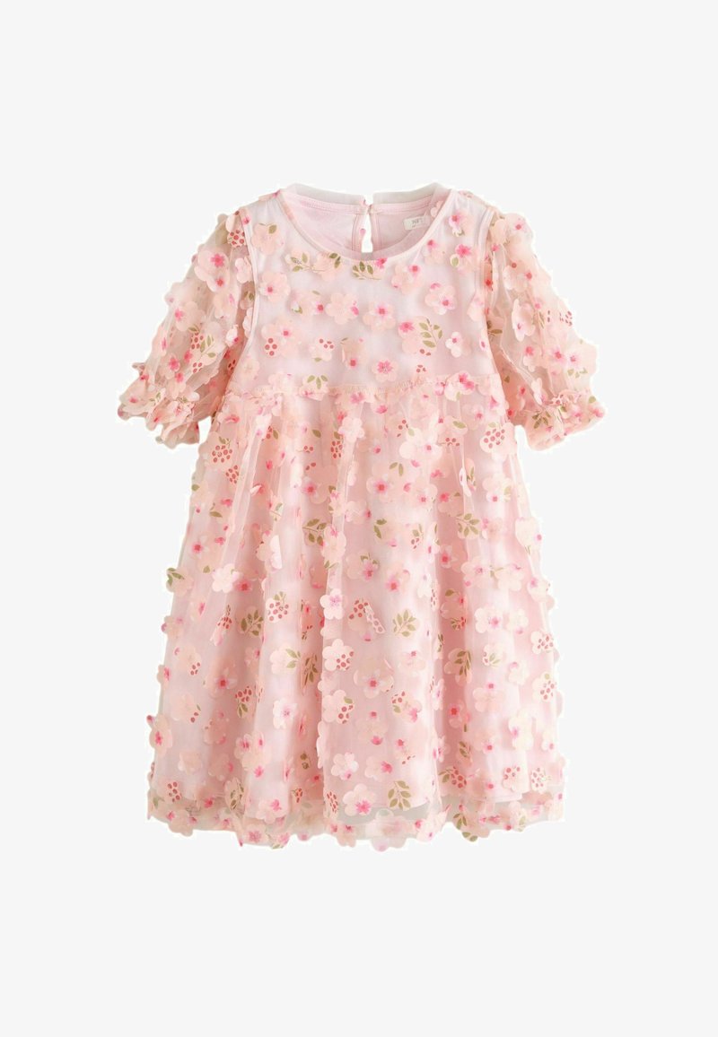 Vestido floral rosa con una superposición traslúcida de flores texturizadas, mangas cortas abullonadas y un cierre de botones en la parte posterior.