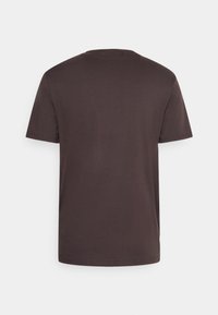 T-shirt en coton marron foncé à manches courtes, vue de dos sur un fond blanc uni.