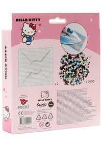 Hello Kitty helmitteiden kokoamissetti vaaleanpunaisessa laatikossa. Sisältää 2 pesälevyä ja 2000 eriväristä muovipalloa. Ominaisuutena Hello Kitty -brändäys.
