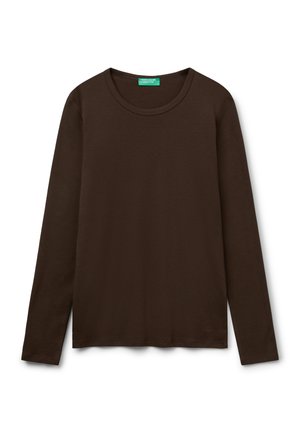 Donkerbruin langjarig T-shirt met ronde hals en een klein merklogo nabij de zoom, evenals een groen label binnenin de kraag.