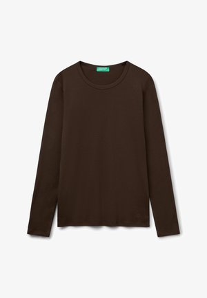 Tmavě hnědá pánská mikina s dlouhým rukávem a kulatým výstřihem, se malým logem značky blízko lemu a zelenou etiketou uvnitř límce.