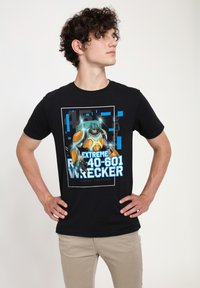 Černé bavlněné tričko s živou grafickou ilustrací postavy v brnění, s modrými a oranžovými akcenty, text pod obrázkem zní "EXTREME R40-601 WRECKER."