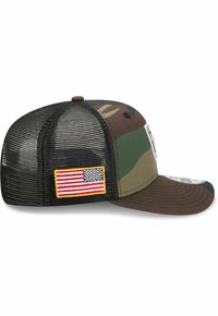 Camouflage-Baseballcap mit schwarzem Netzrücken, mit einem gelb umrandeten US-Flaggen-Patch an der Seite und einem gebogenen Schirm.