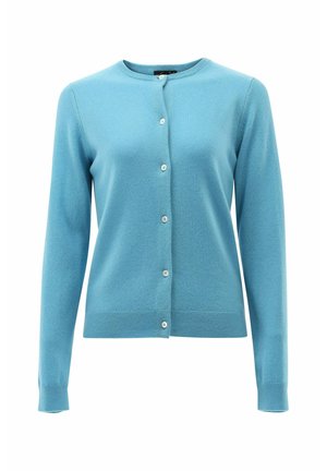 Helle blaue Strickjacke aus weichem Material, mit Rundhalsausschnitt, langen Ärmeln und sechs Knöpfen in der Mitte vorne.