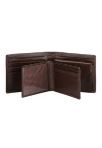 Billetera de cuero marrón con múltiples ranuras para tarjetas, un compartimento para billetes y un interior que presenta un sutil patrón de marca. Textura suave.