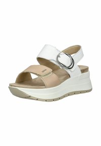Sandalové wedges s bílým syntetickým svrškem, hnědou křížovou páskou a velkým stříbrným kroužkem jako akcentem. Mají polstrovanou stélku a texturovanou podrážku.