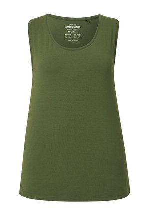 Top sin mangas color verde oliva hecho de una tela suave y elástica. Presenta un escote redondeado y un diseño holgado con un dobladillo recto.