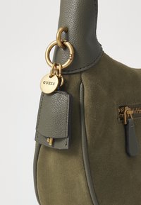 Guess MALVA HOBO - Mala de mão - grün