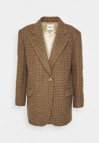 Veste en laine à carreaux marron et beige avec revers crantés, fermeture par un seul bouton, et poches à rabat devant, doublée de tissu satin crème.