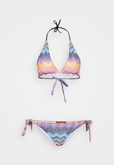Conjunto de bikini com um padrão zig-zag multicolorido em laranja, azul, rosa e roxo. Top halter com laços; laços laterais ajustáveis nas partes de baixo.