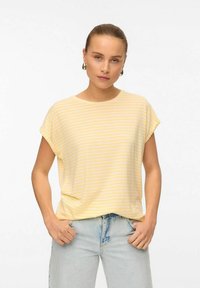 Geel en wit gestreept shirt met korte mouwen en een ronde halslijn, in een relaxed fit, gedragen met lichtblauwe denim jeans. Glad stoftextuur.