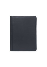 Portfolio in pelle nera con una texture liscia, forma rettangolare e un logo discreto impresso nell'angolo in basso. Caratterizzato da un design pulito.