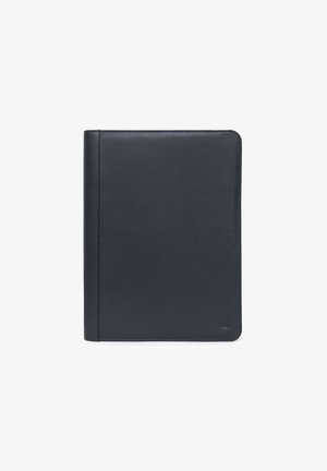 Portfolio en cuir noir avec une texture lisse, de forme rectangulaire et un logo subtil embossé dans le coin inférieur. Présente un design épuré.