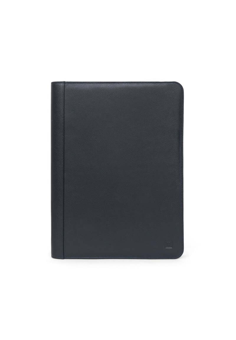 Portfolio in pelle nera con una texture liscia, forma rettangolare e un logo discreto impresso nell'angolo in basso. Caratterizzato da un design pulito.