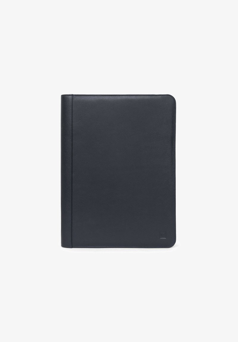 Zwarte leren portfolio met een gladde textuur, rechthoekige vorm en een subtiele logo-gegraveerd in de onderste hoek. Bevat een strakke uitstraling.