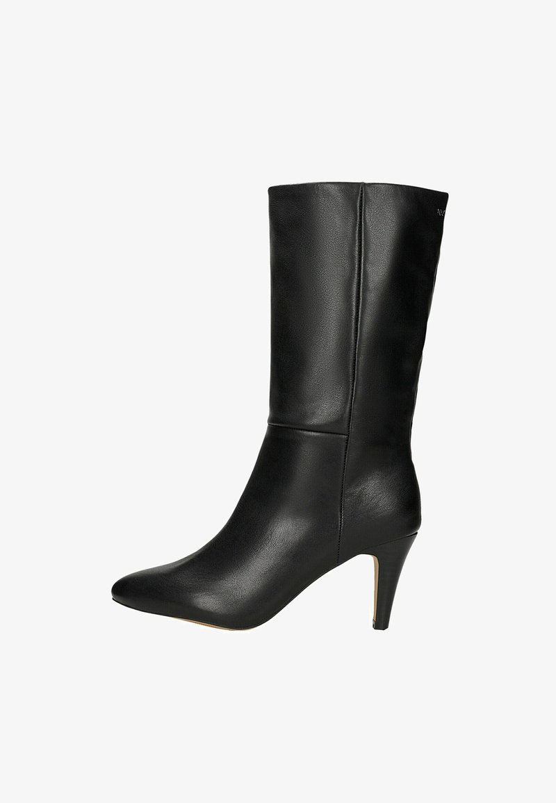 Czarne skórzane kozaki do kolan z wydłużonym noskiem i 3-calowym obcasem w szpilkę. Charakteryzują się gładką fakturą i minimalistycznym designem.