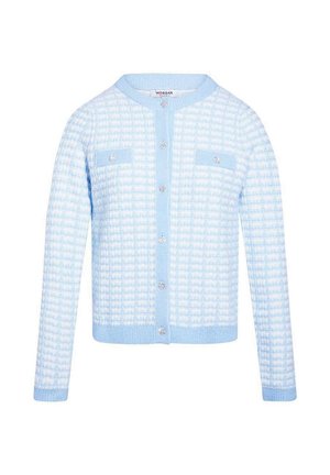 Cardigan à carreaux bleu clair et blanc, manches longues, encolure ronde, boutons sur le devant, et deux poches poitrine avec détails de boutons.