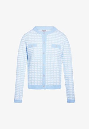 Cardigan à carreaux bleu clair et blanc, manches longues, encolure ronde, boutons sur le devant, et deux poches poitrine avec détails de boutons.