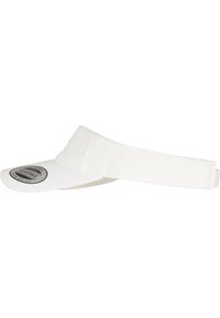Visor alb din bumbac cu o margine largă și curea reglabilă, având un patch rotund cu logo negru pe față. Textură moale, design simplu.