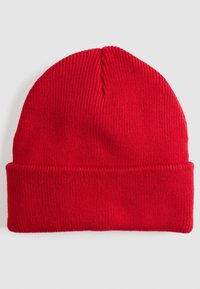 Rode gebreide beanie met een getextureerd ribbelpatroon, met een omgeslagen manchet en een conische bovenkant. Gemaakt van zachte, rekbare stof.