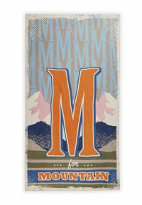 Art mural textile présentant un grand "M" orange sur un fond beige. Comprend des couches à motifs avec des montagnes et des accents multicolores.
