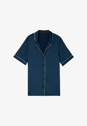 Mörkblå kortärmad skjorta med vit kant längs kragen och knappraden, med en avslappnad passform och mjuk textur.