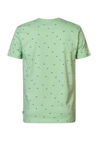 T-shirt verde cu mâneci scurte, având un model geometric dispersat în tonuri de bleumarin și galben pe spate, realizat dintr-un material moale din bumbac.